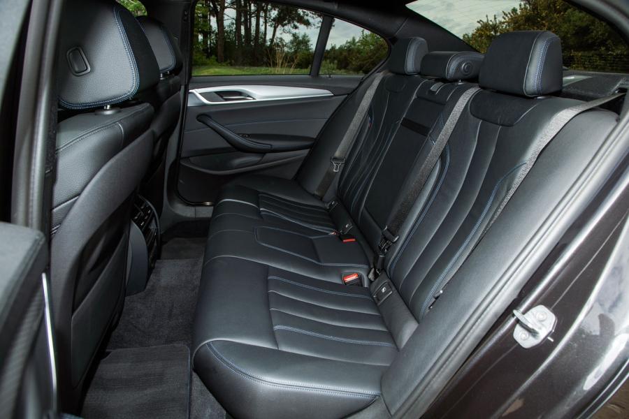 Интерьер BMW 520d Sedan M Sport 2017 года  (UK) (фото 35 из 40)